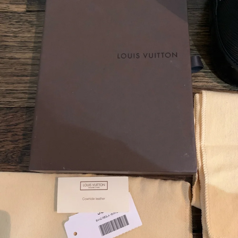 Louis Vuitton Alma Black Epi Leather Handbag.Authenticity
Guaranteed by Poshmark - Picture 4 of 10